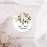 Bröllop Pampas-gräs, eukalyptus botaniskt Runt Klistermärke<br><div class="desc">Bröllop Mr. och pampas-gräs,  eucalyptus botaniskt svart och vitt modernt boho-parti föredrar dekorpresentdekaler.</div>
