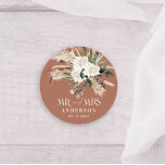 Bröllop Pampas-gräs, eukalyptus botaniskt Runt Klistermärke<br><div class="desc">Bröllop Mr. och pampas-gräs,  eukalyptus botaniskt svart,  vitt och terracotta modern boho-parti föredrar dekorpresentdekaler.</div>