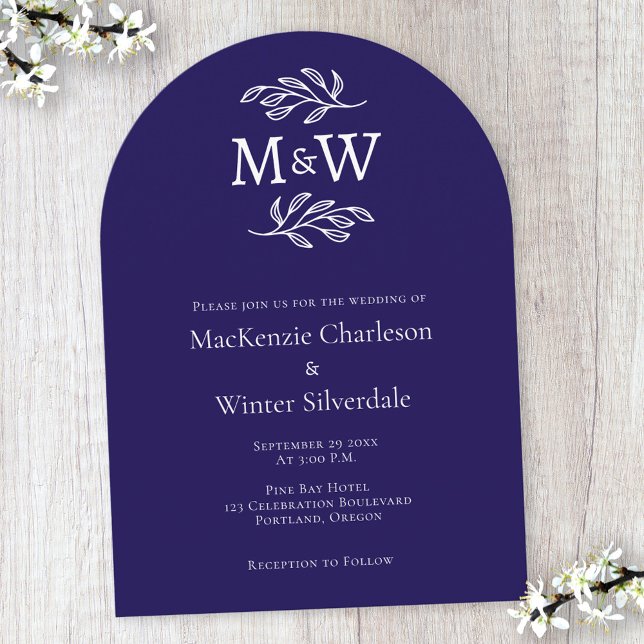 Bröllop par monogram Initialer marinblå marsch Inbjudningar (Modern navy blue arch wedding invitation with couple monogram initials and leaf sprig line art)