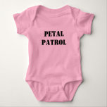 Bröllop Petal Patrol Brudens sida Tee Shirt<br><div class="desc">Bröllop patrullkroppsdräkt för bröllopsfest.</div>