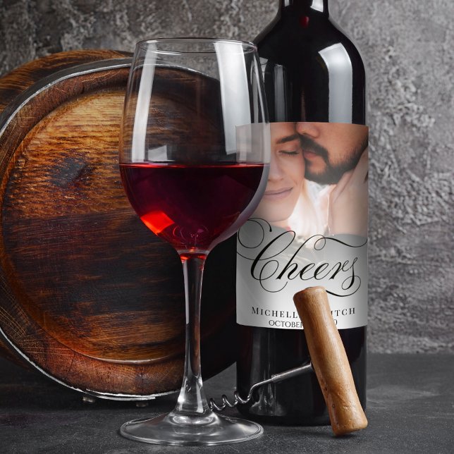 Bröllop Photo Calligraphy Script Cheers Classic Vinflaska Etikett (Wedding wine label "Cheers" custom photo label. )