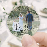 Bröllop Photo & Elegant Black Script Tack Runt Klistermärke<br><div class="desc">Lägg till en personlig för elegant till bröllop tack vare att du har kort och party favors med de här anpassningsbarna, fotoprundklistermärken/kuvertförseglingar. Bild, parets namn, datum och hjärta är enkla att anpassa. (IMAGE PLACEMENT TIP: Ett enkelt sätt att centrera ett foto exakt som du vill är att flytta det till...</div>