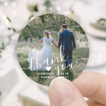 Bröllop Photo & Elegant White Script Tack Runt Klistermärke<br><div class="desc">Lägg till en personlig för elegant till bröllop tack vare att du har kort och party favors med de här anpassningsbarna, fotoprundklistermärken/kuvertförseglingar. Bild, parets namn, datum och hjärta är enkla att anpassa. (IMAGE PLACEMENT TIP: Ett enkelt sätt att centrera ett foto exakt som du vill är att flytta det till...</div>