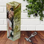 Bröllop Photo Grattiss Presentask för Vinflaska<br><div class="desc">Elegantens presentlåda för vin med egen anpassningsbar. Bakgrunden är en retro-vit druvformgivning som kan skalas eller roteras om du vill. Trevligt som bröllopsförmån,  årsjubileum eller för något annat tillfälle.</div>