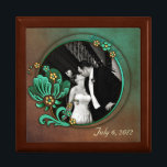 Bröllop Photo Keepsakerbox Minnesask<br><div class="desc">Elegant trälåda med grafiskt plattlock. Fantastisk grafik med fläckbrun bakgrund och grönt, med ett cirkulärt fotoområde, som är dekorerat med blommor. Anpassningsbar i grund är redot att anpassa sig för att läsa vad du vill. Lägg till ett eget foto och en egen text från bröllop för att göra detta till...</div>