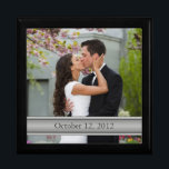 Bröllop Photo Ram Template Smyckeskrin<br><div class="desc">Du kan anpassa fotot och texten på den här smyckeskrinen av fotomallen ram. Underbar för ett bröllop, en förlovning, en årsdag eller ett familjefoto. Om du vill ändra bild och text användor du alternativet Anpassa det. Om du vill göra andra ändringar, t.ex. ändringar i texten (teckensnitt, storlekt teckensnitt, textplacering) eller...</div>