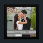 Bröllop Photo Ram Template Smyckeskrin<br><div class="desc">Du kan anpassa fotot och texten på den här smyckeskrinen av fotomallen ram. Underbar för ett bröllop, en förlovning, en årsdag eller ett familjefoto. Om du vill ändra bild och text användor du alternativet Anpassa det. Om du vill göra andra ändringar, t.ex. ändringar i texten (teckensnitt, storlekt teckensnitt, textplacering) eller...</div>