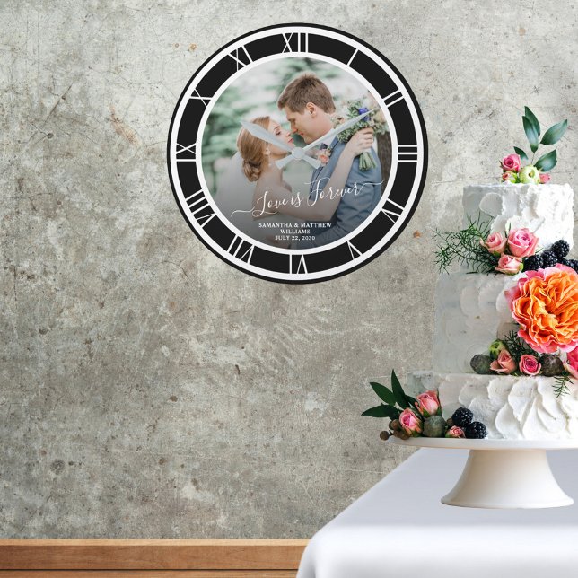 Bröllop Photo White Roman Numeral Black BKG Round Stor Klocka (Wedding Photo White Roman Numeral Black BKG Round Large Clock)