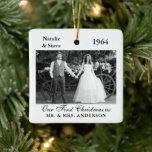 Bröllop Photo Year Retro Memory Black and White Julgransprydnad Keramik<br><div class="desc">Minnesornament för Bride and Groom Bröllop Photo and Year. Perfekt att minnas er underbara dag eller ge som en gåva för att fira en årsdag för föräldrar,  mor- och farföräldrar och andra familjemedlemmar. Ta det svarta och vita fotot,  retro,  vintage bröllop och lägg till det i personligens ornament.</div>