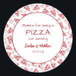 Bröllop Pizza efter Party Röda italienska Hand plo Runt Klistermärke<br><div class="desc">Säg tack med en bit charm! De här roliga bröllopsklistermärkena har en handdragen gräns av röda pizzasekar och -hjärtan, med den lekande pun "Tack för att du är en PIZZA i bröllop". Perfekt för försegling av favoritpåsar, pizzaskådor eller DIY-presenter på en avslappnad eller ett fodoinspirerat bröllop. Anpassa med namn och...</div>