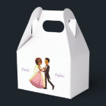 bröllop presentaskar<br><div class="desc">Bröllopsgåva i form av en låda i stilen av tecknade illustrationer,  du kan infoga din egen eller till och med ett foto. Brudens och brudgummens namn är endast fiktiva,  infoga dina egna. Anpassningsbar till olika ytor och en trevlig påminnelse om det kommande bröllopet.</div>