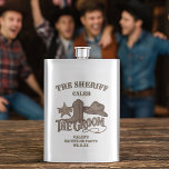 Bröllop Rustik Cowboy Sheriff Svärmannafest Fickplunta<br><div class="desc">Överraska brudgummen på hans svärmannafest med denna roliga spritflaska. Den rustika designen har vintage träsnittstext som lyder The Sheriff och Brudgummen med en cowboy-stövel,  hatt och lasso tillsammans med en sheriffmärke som lyder "Party Posse". Det finns utrymme för hans namn samt brudgummens namn och datum för svärmannafesten.</div>