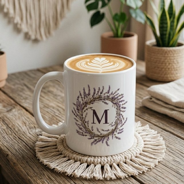 Bröllop | Skräddarsydd lavendelblommig krans Mamma Kaffemugg (bridesmaid floral mug gift, wedding favor monogram mug gift, mothers day floral mug, birthday gift)