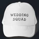 BRÖLLOP SQUAD BACHELOR TUCKER HAT KEPS<br><div class="desc">Med den här truckerkepsen "Bröllop Squad Bachelor" får du din servitor-trupp som är förberedd för ett episkt firande. Det är det idealiska tillhörighetet för en reklamfest som är redo till slå staden i stil. Den här hatten skryter med en elegant design med "Bröllop Squad Bachelor" i fet, öga-fångsttypografi. Det kommer...</div>