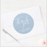 Bröllop Tack Blue Wedding Favor Runt Klistermärke<br><div class="desc">Bröllopssymboler i blått och vitt. Säg tack till dina gäster i bröllop med de här personligens bröllopsmärken i ett fantastiskt skript som lyder: Tack. Anpassa med namn och bröllop-datumet. Bakgrunden färg på dessa klistermärken kan ändras till färg efter ditt val genom att kontakta mig. Kontakta mig med dina förfrågningar!</div>