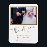 Bröllop Tack för fotoskript för Elegant Magnet<br><div class="desc">Ett fototack för bröllop-eleganten med foto-,  brud- och groomfoto från bröllop och med bröllop-datumet. Du kan enkelt ändra texten och fotot. Teckensnitt för trendigets skript. Ett underbart sätt att tacka era gäster i bröllop.</div>