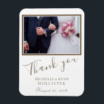 Bröllop Tack för fotoskript för Elegant Magnet<br><div class="desc">Ett fototack för bröllop-eleganten med foto-,  brud- och groomfoto från bröllop och med bröllop-datumet. Du kan enkelt ändra texten och fotot. Teckensnitt för trendigets skript. Ett underbart sätt att tacka era gäster i bröllop.</div>