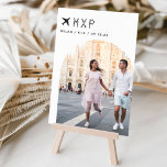 Bröllop Travel Tema Photo & Airport Code Bordsnummer<br><div class="desc">Lägg till en speciell avslutande beröring till borden för bröllopsmottagning med de här anpassningsbarnas fotokort för bordsnummer. Namn varje bord efter ett minnesvärt resmål och lägg till ett foto och målet namn till dessa unika bord-kort. Ditt foto är justerat vid högerna grund i en bågslayout, med platsens flygplatskod, destination, initialer...</div>