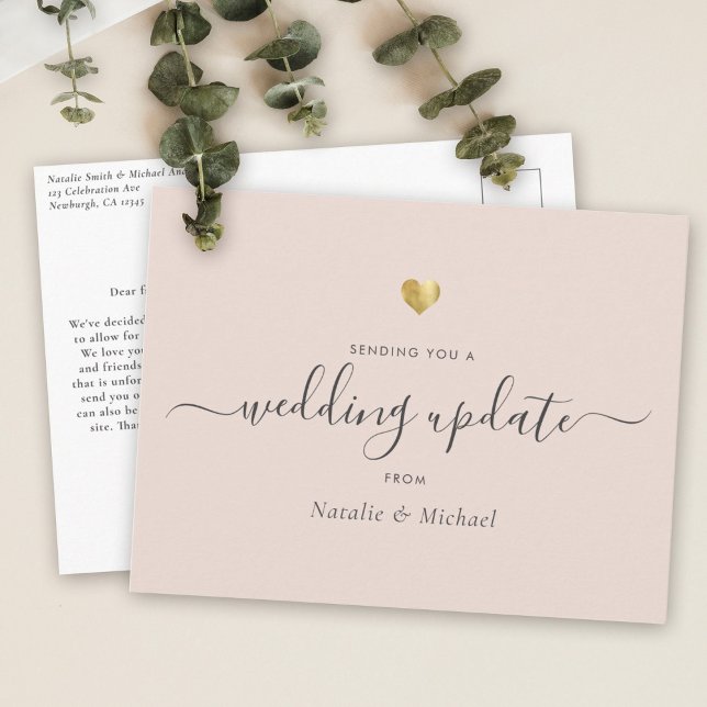 Bröllop Update Elegant Skript Guld  Rosa Vykort (Wedding update card with elegant script text on a soft blush background, along with a gold heart )