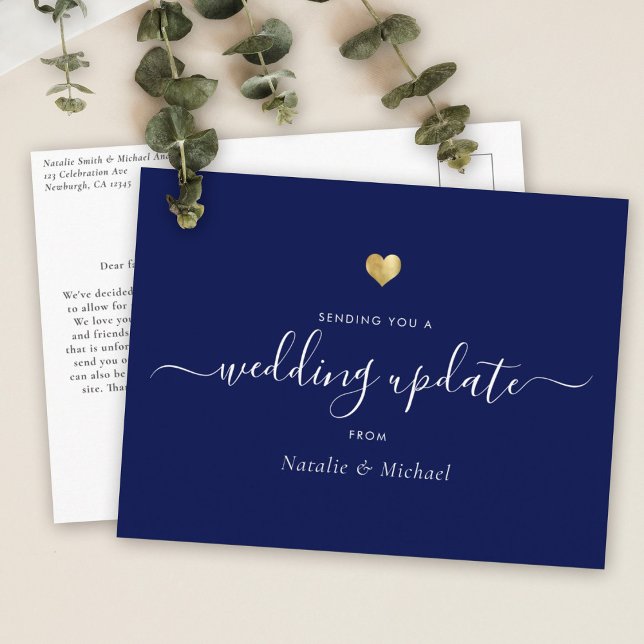 Bröllop Update har skjutit upp Eleganten Skript Gu Vykort (Wedding update card with elegant script text on a blue background, along a small gold heart )