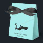 Bröllop Välkommen till Grand Cayman Karta Favor Bo Presentaskar<br><div class="desc">Dessa söta små karta-favoritboxar är perfekt för ge gäster när de checkar in på deras hotell. Fyll med små behandlingar de kan njuta av innan festligheterna börjar. Eller skicka hem dem från mottagningen med midnattssnack. Du kan ändra bakgrunden till färg så att den stämmer överens med ditt bröllop-tema.</div>