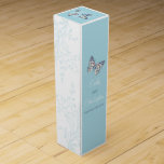 Bröllop vin personifierar butterflies blue-grädde presentask för vinflaska<br><div class="desc">Vackra, färgade, handdragna, målade dam, frätande och svala knölar med en blommigt snurrande bröllop vin-låda i mörk blått, ljusblått, kräm, korall orange-rosa och vitt. Perfekt att ge vin som gåva till dina gäster, eller att lägga till i bord, eller använda som en gåva till lycklig-paret nyligen eller för en årsdag...</div>