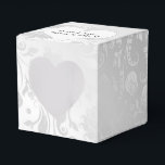 Bröllop vit satinskada med hjärta presentaskar<br><div class="desc">Vitt hjärta med nylodrat namn på ett satinvitt dammmönster. Namn och datum kan redigeras.</div>