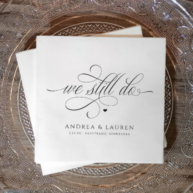 Bröllop Vow förnyar sitt arbete Pappersservett (We still do - wedding vow renewal napkins on an elegant plate.)
