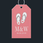 Bröllopet på korall rosa flip flop till förmån för presentetikett<br><div class="desc">Märkre för koral rosa och vit sommargåva från flinflip flops för söta badbröllop. Skapa dina egna bröllopsetiketter för personligens monogram för gäster. Roligt Tofflor/sandaler med hjärtdesign med elegant skripttypografi för monogram, tack vare ditt meddelande, namn av brud och groom/nygifta par. Inkluderar även datum för giftermål. Classy monogrammat för snyggtens badbröllop...</div>