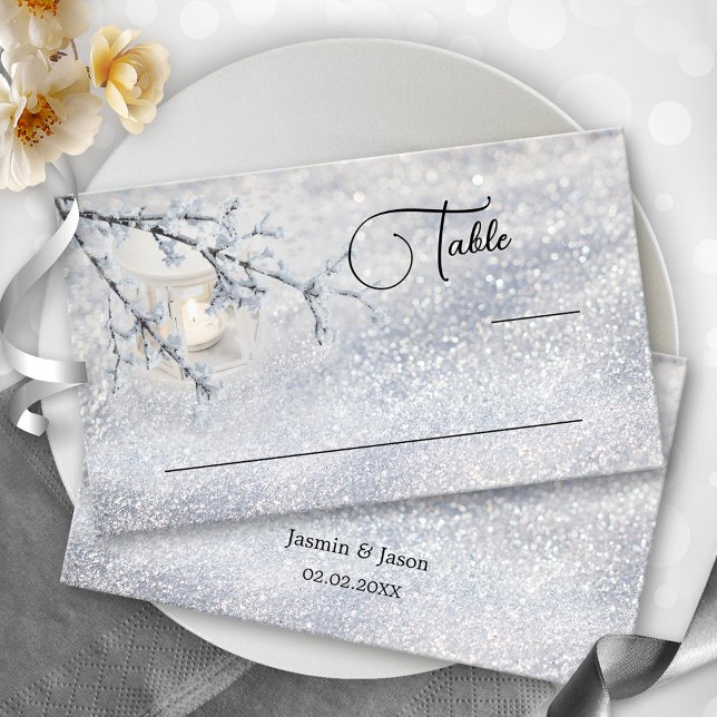 Brölloport för Snö med mousserande-lanternor Placeringskort (Winter wedding place card featuring a lantern in a sparkling snow scene.)
