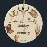 Brölloppresenter för ranchbröllopet i sydvästra la julgransprydnad keramik<br><div class="desc">Westerna foto-brudens sida-gåvor från sydvästra land,   cowgirl bröllop. Western tematyrteckning och typsnitt blandad med modernt penselskript med foto på baksidan. Det kan vara ett tack för att du vill ha en gåva till vänner,  familjemedlemmar,  brudens sida-gåvor.</div>