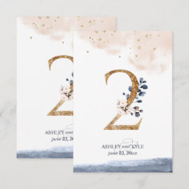 Bröllopsbord nummer i marinblått, rosafärgat och g inbjudningar