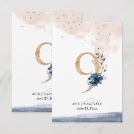 Bröllopsbord nummer i marinblått, rosafärgat och g inbjudningar