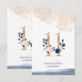 Bröllopsbord nummer i marinblått, rosafärgat och g inbjudningar