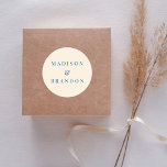 Bröllopsbuketter i mitten av århundradet | Kläder Runt Klistermärke<br><div class="desc">Öka din bröllop-décor med våra Bröllopsbuketter i mitten av århundradet Cream Classic Round Sticker. Den tidlösa elegansen i mitten av århundradets design gör att den här klisterlappen innehåller känsliga motiv för blommigten i en krämnyck och tillför en sofistikerad beröring till vilken yta som helst. Perfekt för försegling av höljen, skönhetsvård...</div>