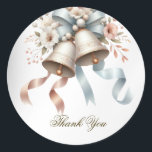Bröllopsbuketter Klockor Rosa Blue Rosett band Bev Runt Klistermärke<br><div class="desc">Bröllopsbuketter Klockor Rosa Blue Rosett band Vacker Classic Round Sticker. Unik,  vacker utformning av snyggten. Lätt att vara personlig. Teckensnittet stil,  storlekt och färg kan ändras. Matchande objekt är tillgängliga.</div>