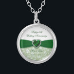 Bröllopsdag för damast 55th silverpläterat halsband<br><div class="desc">En Digitalbcon avbildar designen som presenterar en smaragdgrönt, och vitfärg och det damastast designtemat med en variation av anpassningsbar avbildar, formar, mönster, stilar och typsnitt i denna en-av-en-sort "bröllopsdagdesign för damast 55th". Med denna primaa attraktiva och eleganta design ska du har all din dekorationer, gåvaidéer och party favors som all...</div>