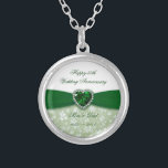 Bröllopsdag för damast 55th silverpläterat halsband<br><div class="desc">En Digitalbcon avbildar designen som presenterar en smaragdgrönt, och vitfärg och det damastast designtemat med en variation av anpassningsbar avbildar, formar, mönster, stilar och typsnitt i denna en-av-en-sort "bröllopsdagdesign för damast 55th". Med denna primaa attraktiva och eleganta design ska du har all din dekorationer, gåvaidéer och party favors som all...</div>