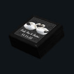 Bröllopsdagen för elegant Svan Love birds Minnesask<br><div class="desc">Anpassningsbar Designer-Smyckeskrin för bröllop Black Lacquer Personlig Designer eller Elegant för minneslåda Unik julklapp eller Valentines day-gåvor på årsdagen för Bröllop</div>