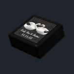 Bröllopsdagen för elegant Svan Love birds Minnesask<br><div class="desc">Anpassningsbar Designer-Smyckeskrin för bröllop Black Lacquer Personlig Designer eller Elegant för minneslåda Unik julklapp eller Valentines day-gåvor på årsdagen för Bröllop</div>