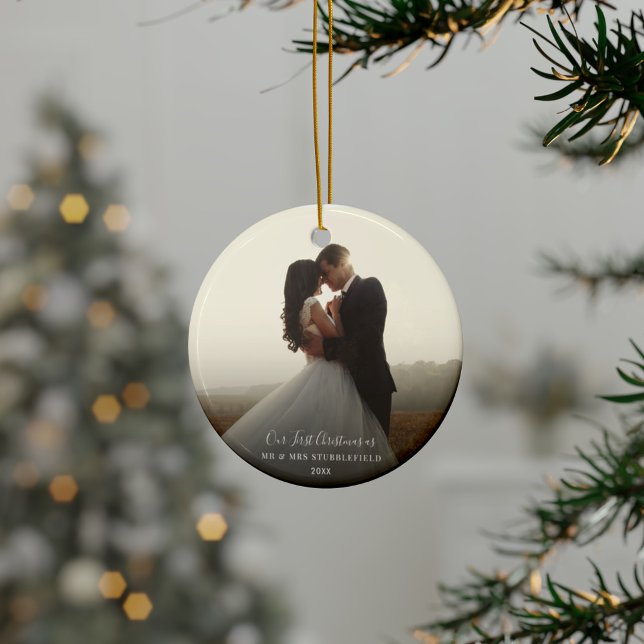 Bröllopsdagen Foto Calligraphy, första julen Julgransprydnad Keramik (First Christmas as Mr and Mrs Ceramic Ornament)
