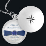 Bröllopsdaghalsband för damast 45th silverpläterat halsband<br><div class="desc">En Digitalbcon avbildar designen som presenterar en blåttsafirfärg, och damasttemat med en variation av anpassningsbar avbildar, formar, mönster, stilar och typsnitt i detta halsband för en-av-en-sorten "safirbröllopsdagen". Denna attraktiva och färgrika design kommer färdigt med anpassadetextbokstäver och avbildar för att passa ditt egna speciella tillfälle. Något att säga "bröllopsdag för lycklig...</div>