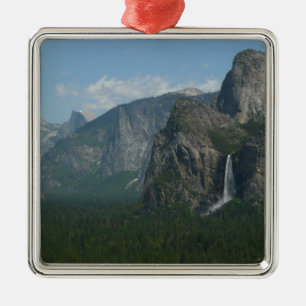 Bröllopsdunstfallen och Half Dome i Yosemite Julgransprydnad Metall