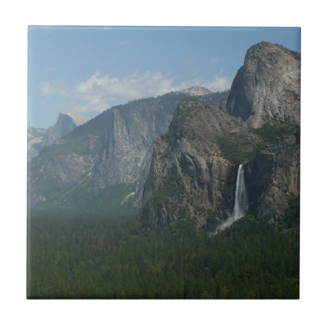 Bröllopsdunstfallen och Half Dome i Yosemite Kakelplatta (Framsidan)