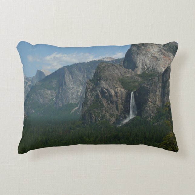Bröllopsdunstfallen och Half Dome i Yosemite Prydnadskudde (Framsidan)
