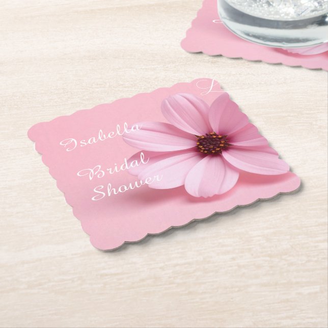 Bröllopsdusch i rosa kosmosblomma med modern skrif underlägg papper (Vinklad)