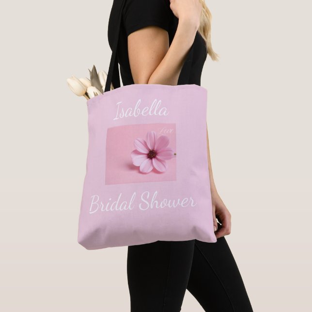Bröllopsdusch i rosa kosmosblommor med elegant typ tygkasse (Närbild)