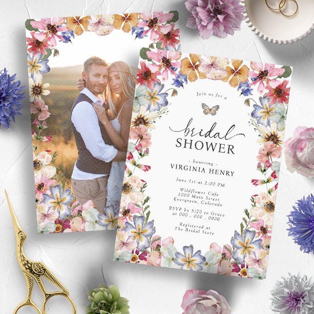 Bröllopsdusch med vilda blommor inbjudningar (Colorful Boho Wildflower Bridal Shower Invitation with Engagement Photo by Painted Papery
)
