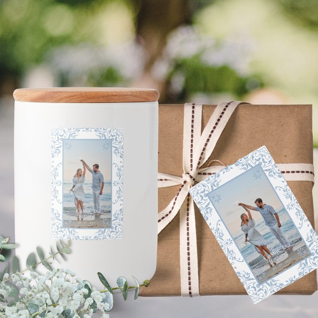 Bröllopsetiketter för elegant Blue & White Photo G Mat Etikett (elegant coastal chic blue and white wedding engagement photo labels for candles gifts bridal party)
