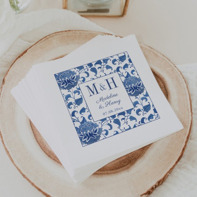Bröllopsfest av Blue & White Chinoiserie Monogram Pappersservett (Blue and white monogram wedding shower napkins with Chinoiserie chic blue and white pattern)